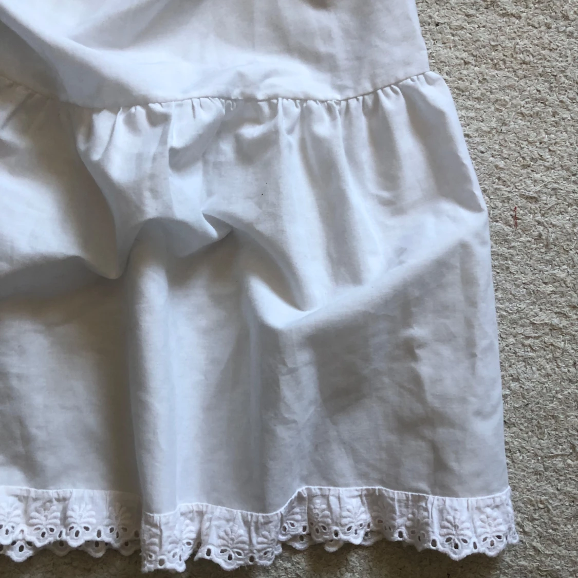 Vit kjol med spetsdetaljer - 89