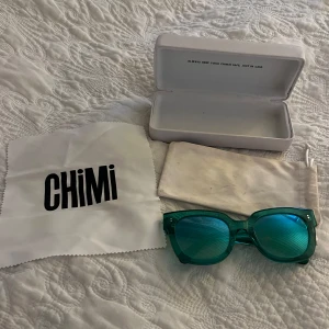Gröna solglasögon från Chimi - Snygga gröna solglasögon från Chimi i modellen #008 Aqua. Allt i bilden medföljer och glasögonen har inga defekter! Pris kan diskuteras