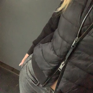 Svart dunväst från Massimo Dutti - Snygg svart dunväst från Massimo Dutti med dragkedja framtill. Original pris 1299kr. Mitt pris kan diskuteras. 