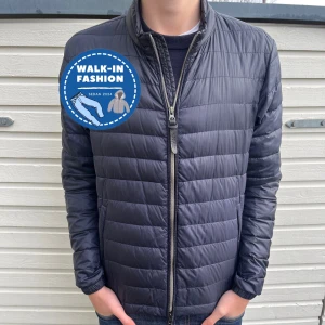 Woolrich dunjacka - Tja! Säljer nu denna sjukt snygga dunjacka ifrån woolrich. Skick ; 9/10 som ny utan defekter. Nypris ligger på 3900kr men säljs nu för endast 1199kr. Hör gärna av er vid frågor eller funderingar.