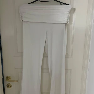Vita yoga pants - Snygga vita yoga pants med rynkad midja, helt oanvänd  