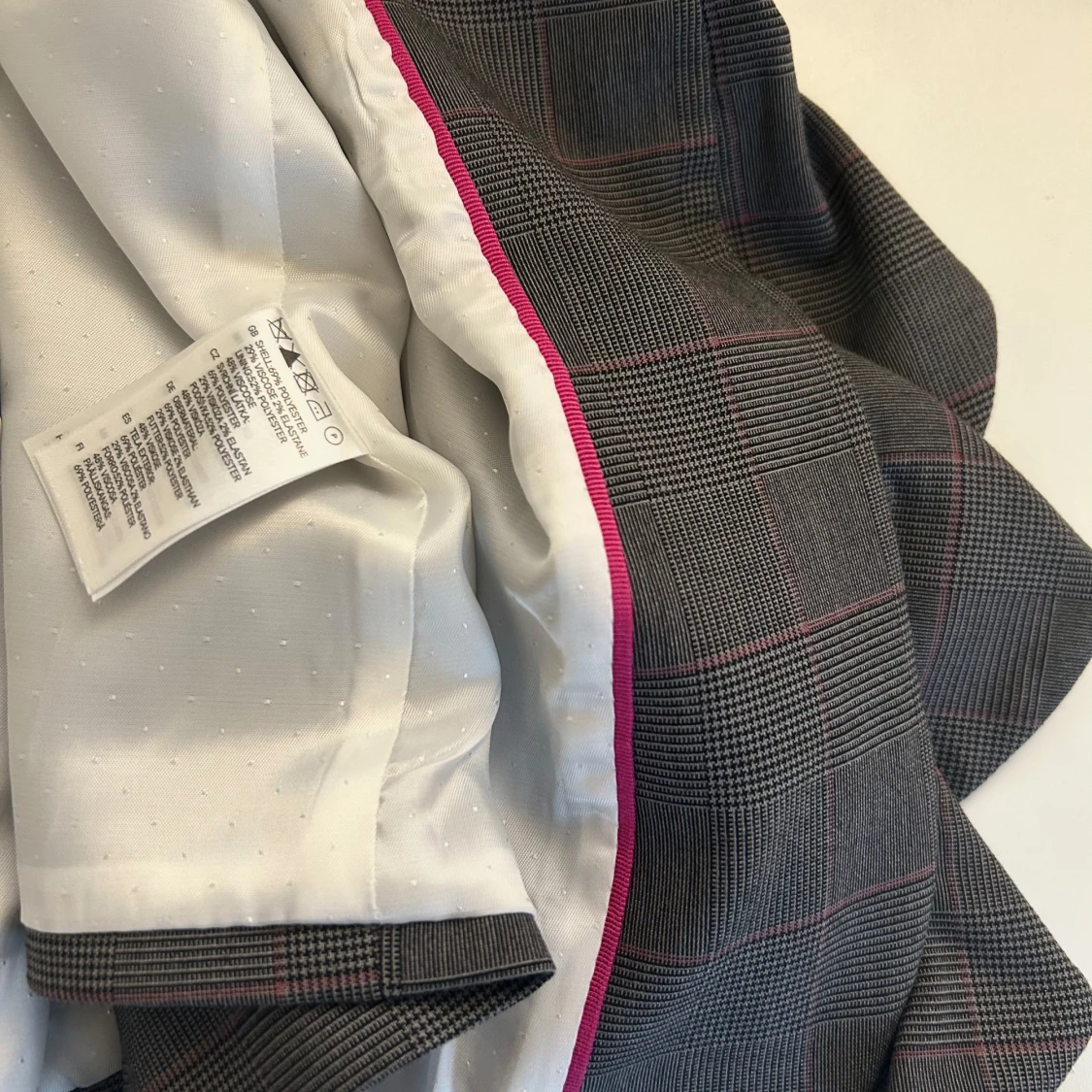 Grå kavaj med frill - 93