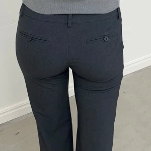 Alobhalabel kostymbyxor - Säljer dessa då jag glömde skicka tillbaka dom🤗 för stora för mig