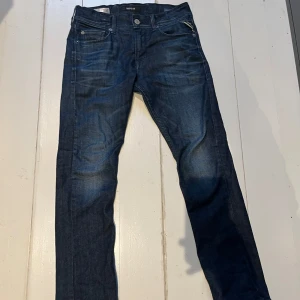 Mörkblå replay jeans - Mörkblåa jeans från replay med ljus tvätt. Passar dig som är mellan 150-160. Använda försiktigt och väldigt bra skick 8/10. Inga defekter jag kan hitta.  Jeansen är slim fit och nypris ligger runt 1200