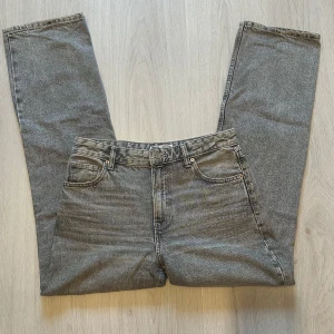Grå jeans från Bershka - Säljer ett par grå jeans från Bershka i straight modell. 