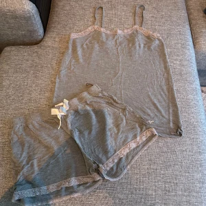 Pyjamas från Hampton Republic - Skönt pyjamas set från Hampton Republic i storlek 158/164 med spets detaljer. Passar någorlunda mig som har S/M. Men mer som en XS/S