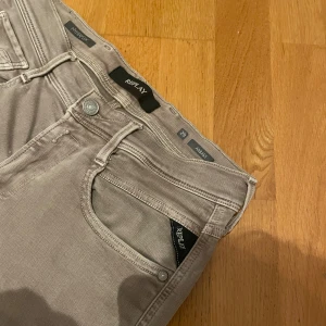  Replay jeans anbass hyperflex | w29 - Oanvända replay jeans från Thernlunds W29 anbass, hyperflex nypris 1699kr, mitt pris 599kr. Hör av er vid frågor osv 😊‼️
