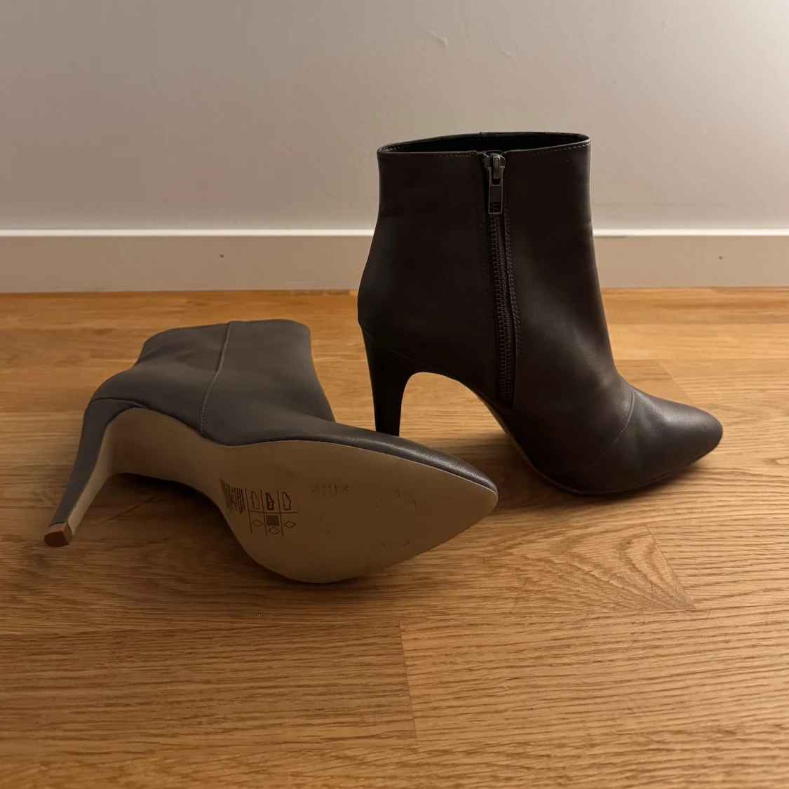 Brun gråa boots med klack och dragkedja - 90