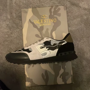 Valentino rockrunners st 44 - Valentino rockrunners, är helt nya säljer pga dom är för små. Äkta såklart. Hör av er för frågor!