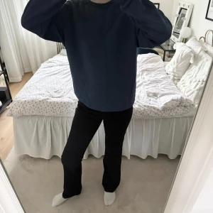 Mörkblå sweatshirt - Säljer en  mörkblå sweatshirt från hm i storlek M. Den är i ett bra skick och har använts. Passar såklart för både män och kvinnor.