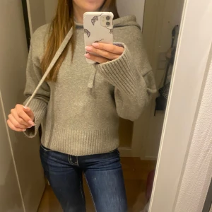 Grå Zara hoodie - Super fin Zara hoodie men får aldrig användning för den. Lite nopprig på ärmarna men syns knappt. Storlek M men passar på mig som brukar ha S🫶 tryck gärna på köp nu