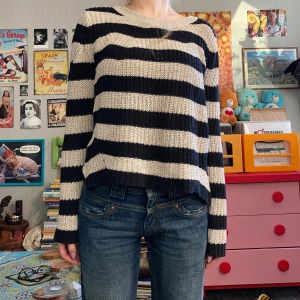 Randig stickad tröja  - Alla lappar bortklippta och köpt second hand så vet inte storlek men sitter som xs/s, jag har vanligtvis xs och är 162cm för referens. Använd men inga skador. Hör av dig om du undrar något🩷