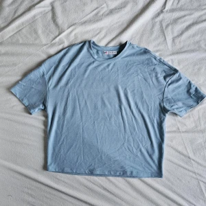 Ljusblå oversize t-shirt - Even&Odd strl. S - En blå t-shirt med rund halsringning och i oversize modell. Ett väldigt mjukt och mysigt material. Sparsamt använd och i bra skick!