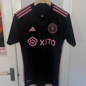 Inter miami fotbollströja - Skön inter miami tröja, (äkta) nypris 1200kr mitt pris: 350kr 