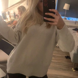 Vit/ beige stickad tröja - Säljer en stickad tröja. Tröjan är använd men ändå bra skick. Vet inte vilket märke eller storlek men den passar personer med storlek M. Den är lite stor på mig och jag har Xs/S