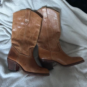 Cowboy boots - Skit snygga vintage cowboy boots från ECCO. Väldigt bra skick. Säljer då dom är försmå för mig. Storlek 38, skriv för mått. 💗