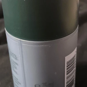 Hugo Boss parfym - Säljer en stilren parfym från Hugo Boss med en grön kork och grå flaska. Perfekt för den som vill ha en klassisk och fräsch doft. Flaskan rymmer 75 ml fick den i julklapp men jag har redan den hemma