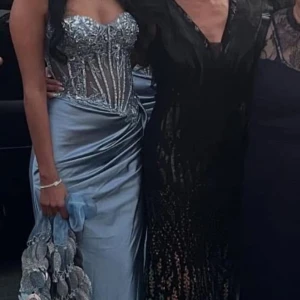 Brudtärna klänning - Använd endast en gång, storlek mellan xs/s köpt i los Angeles usa. Kan kemtvätts innan frakt. Vid snabb affär kan jag gå ner i pris 