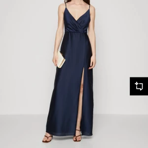 Mörkblå balklänning med slits - Mörkblå balklänning, använd en gång, inga fläckar eller tecken på användning. Den har en mellan hög slits och smala band. Köpt för 2200kr.   Märket swing. Skriv för flera bilder