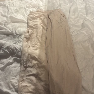 Beige linnebyxor - Snygga beige linnebyxor med loose fit och elastisk midja. Perfekta för en avslappnad stil och sköna att bära under varma dagar. De är i short style