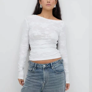 Topp - Intressekoll på denna jättefin topp från Gina tricot! Aldrig använd💗