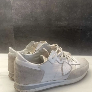 Philippe model trainers - Vit/gråa Philippe model trainers i storlek 41. Säljer då de är för små för mig. Skicket är helt ok, inga sprickor eller stora slitningar utan de har helt enkelt bara blivit lite utslitna pga vanlig användning. Priset kan diskuteras. 