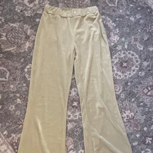 Beige byxor med fickor - Snygga beige byxor i ett mjukt material med raka/flaired ben och praktiska bakfickor. Perfekta för en avslappnad stil. 💌🎀