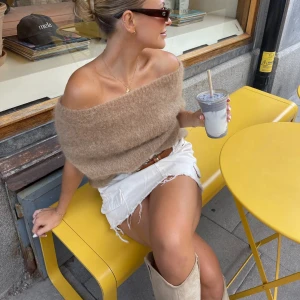 Beige offshoulder tröja - Säljer en mysig beige offshoulder tröja i fluffigt material. Tröjan är från design by si och är helt ny, prislapp kvar och endast testad🤎