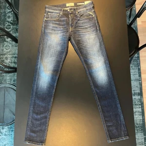 Replay jeans - Replay jeans i modellen willbi i regular_slim fit storlek W29 L34. Helt nya aldrig använda. Säljer för att passade inte och gick inte att skicka tillbaka. Köpta från Replay nypris 1499kr                    Hör av er vid frågor eller funderingar!