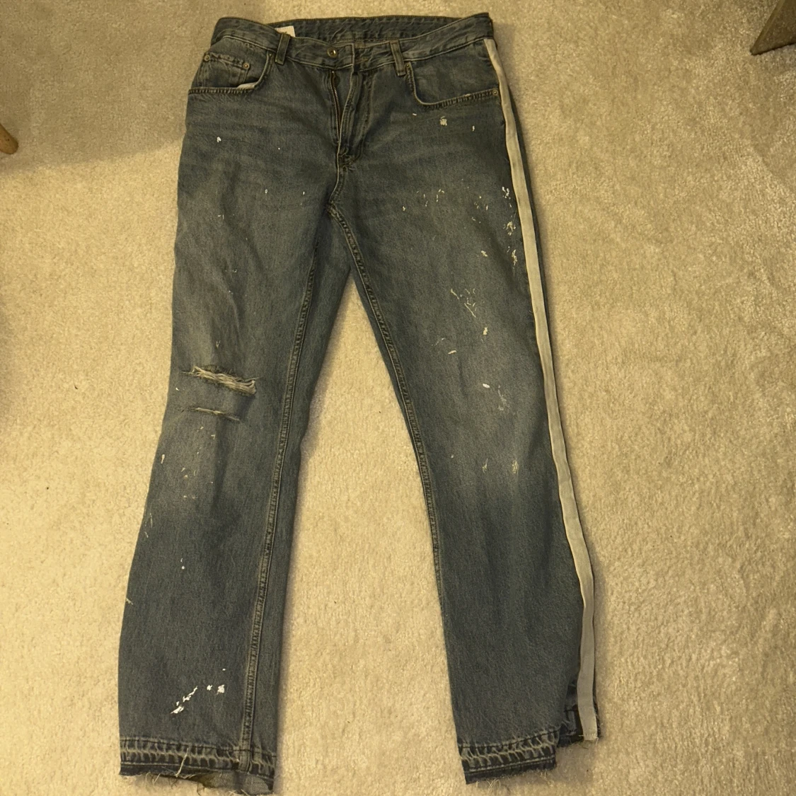 Blå jeans med slitningar