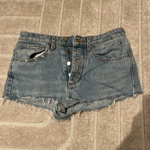 Jeansshorts med nitar - Snygga jeansshorts med coola detaljer från new denim💗