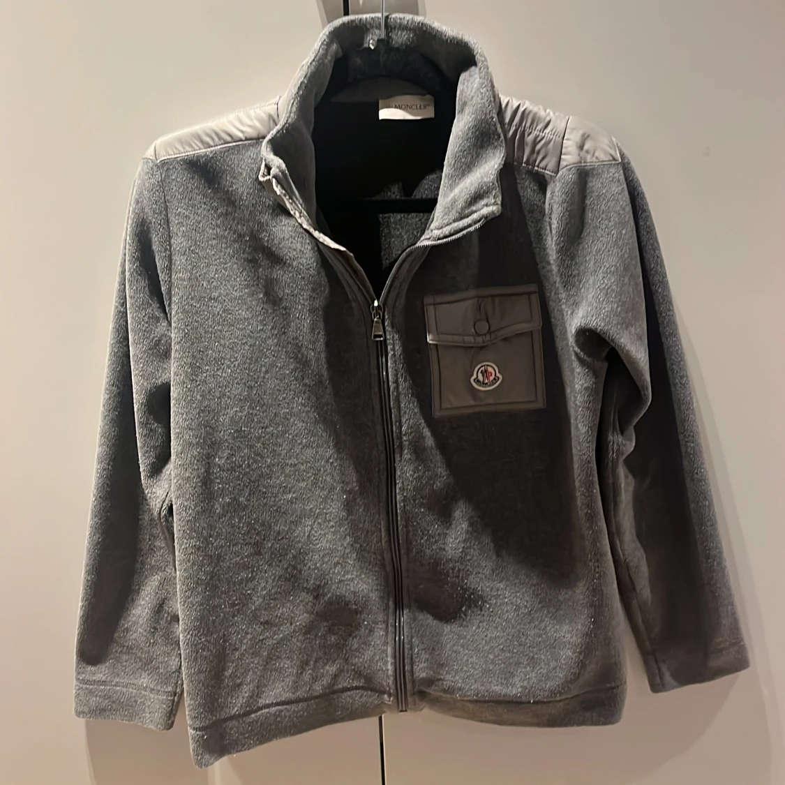 Grå fleecejacka från Moncler