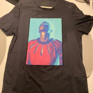 Limitato t-shirt  - Säljer nu denna Limitato t-shirt i jätte bra skick 