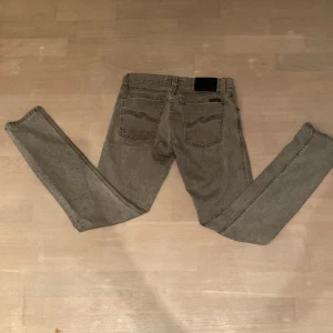  Nudie Jeans - Snygga grå jeans från Nudie Jeans.Skriv om ni vill fråga någon fråga eller vill diskutera pris 
