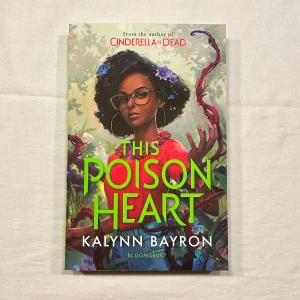 This poison heart - Dubblett av en bok jag redan har så den är helt orörd. Den har en ett litet produktionsfel som gör att den ser skrynklig ut vid bokryggen men det har ingen påverkan utöver utseendet.