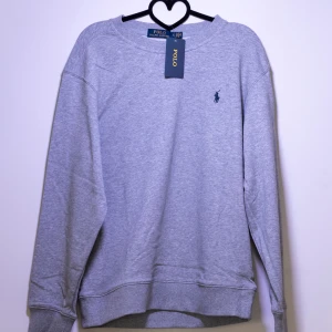 Ralph Lauren Sweatshirt  - Helt ny Ralph Lauren sweatshirt med det klassiska logotypbroderiet på bröstet. Tröjan har långa ärmar och en rund halsringning, perfekt för en stilren look. Finns fler storlekar i min profil, kom gärna med frågor och bud!😁