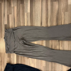 Bruna mjukisbyxor - Säljer dessa yogapants i brun, från lager 157. Sjung sköna och perfekt in för våren🤗