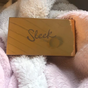 Highlighting Palette Solstice från Sleek Makeup - Highlighting Palette Solstice från Sleek Makeup med fyra skimrande nyanser. Perfekt för att ge ansiktet en strålande glöd. Kompakt förpackning med spegel, idealisk för touch-ups när du är på språng.