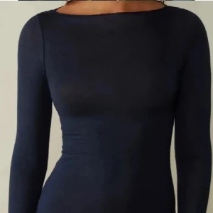 Mörkblå långärmad intimissmi tröja - Snygg mörkblå tröja med långärmad design. den har tyvär fått några hål ett vid händerna ju typ det syns inte!! Och sen är de vid sidan av ryggen har försökt visat här nu men om ni vill ha bättre bilder så sög till!! Hålen vid ryggen skulle jag säga är lite synliga men tror ingen tänker på de för ingen av mina vänner gjorde inte det men kan inte lova nått, dem är synliga men inte så mkt 🥰  priset går diskutera pga detta med hålen