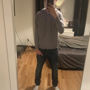 Grå merinoull hoodie - Säljer min merinoull hoodie pågrund av att den är lite för liten för mig