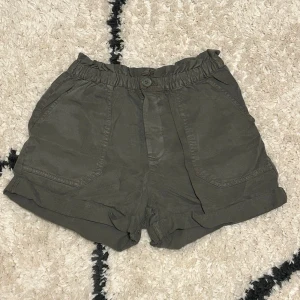 cargo shorts - snygga gröna shorts med elastisk midja. de har fickor och en bekväm passform💕
