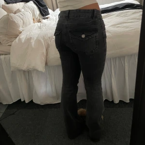 Svarta bootcut jeans - Super fina svarta/mörkgråa bootcut jeans med låg midja och fickor i bak från Gina tricot😇 