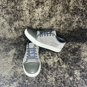 Lanvin skor - Säljer ett par riktigt fräscha lanvins för endast 2499. De är riktigt fräscha och har inga defekter än lite smuts som man ser på bilderna.  Färg elephant gray