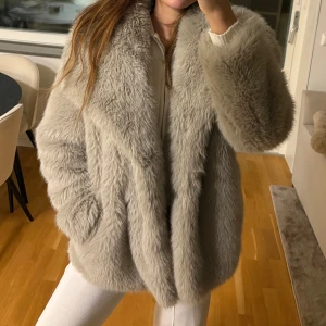 Pälsjacka - Fluffig beige pälsjacka från Zara, storlek S. Passar till allt, använd 1 gång bara 🤎