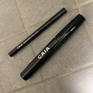 Svart mascara och eyeliner från CAIA - Säljer en svart mascara och eyeliner från CAIA. Mascaran heter twist me up och är lite använd, eyelinern heter snatched eyeliner och är helt oanvänd. Nypriset är ungefär 450kr för båda❤️