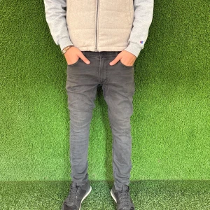 Slim jeans  - Snygga grå jeansbyxor med en tight passform. Byxorna har en klassisk femficksdesign och är perfekta för en stilren look. De är tillverkade i ett bekvämt material som ger bra rörelsefrihet.