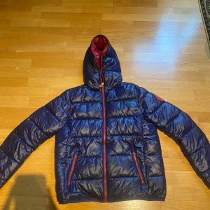 Save the duck jacka - Tja, säljer nu min tänkta vinter jacka då jag växt ur den. (Modellen på bilden är 175) finns en skada på dragkedjan, men funkar hur bra som helst ändå. 
