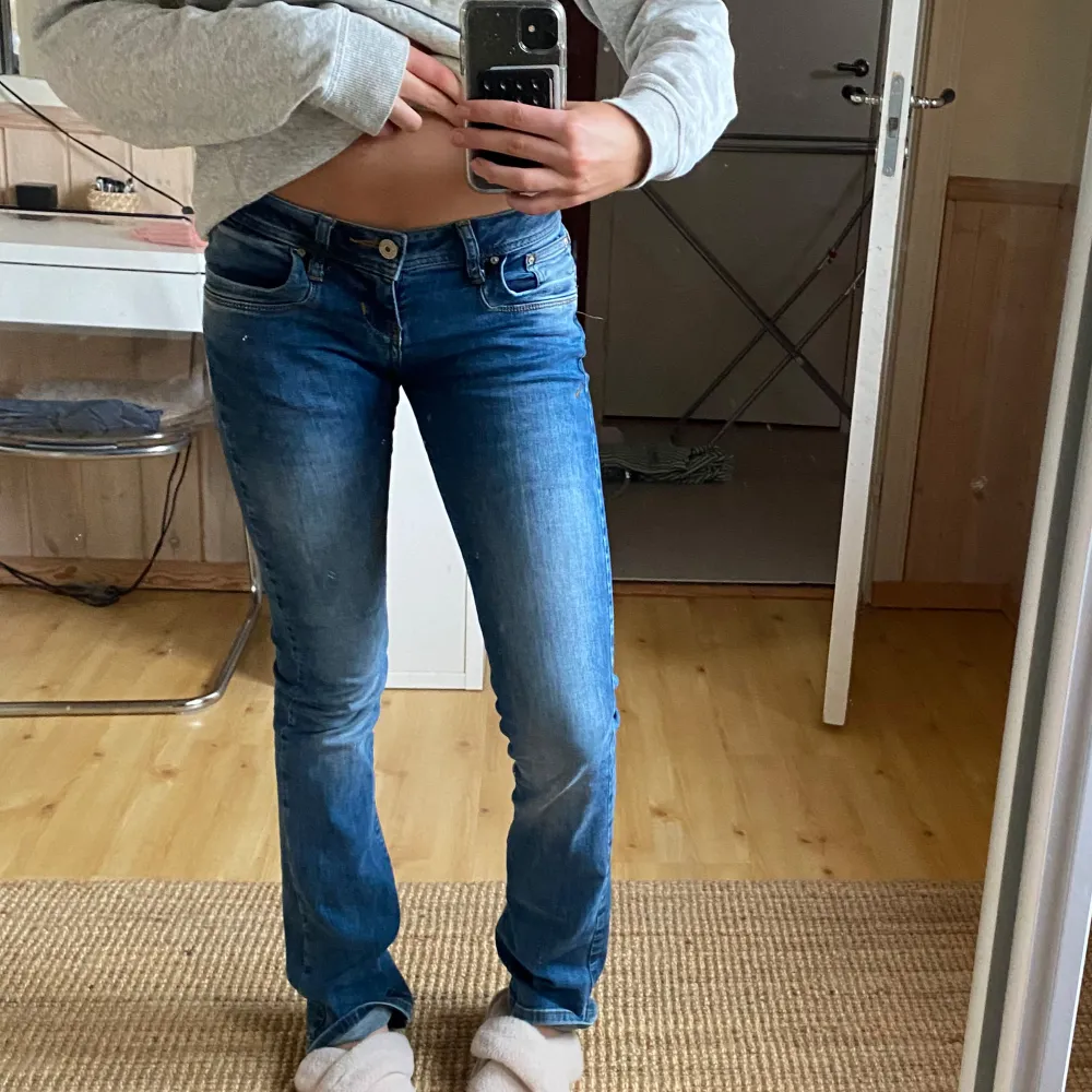 Snygga blå jeans med bootcut och låg midja. Perfekta för en avslappnad stil. De har klassiska fem fickor.. Farkut & Housut.