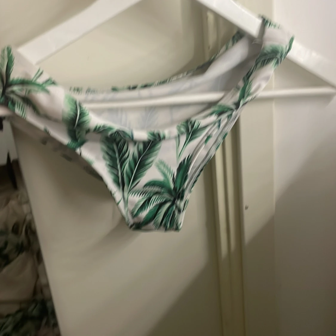 Vit och grön bikini med palmbladsmönster - 1