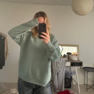 Grön stickad tröja - Mysig grön stickad tröja med långa ärmar och ribbade muddar. Bra skick, inte använd så mycket